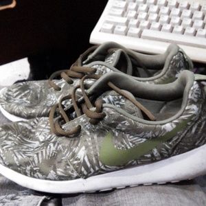 Nike Roshe One Print Fern Plant 599432-300 Sneakers Shoes Women size 8.5